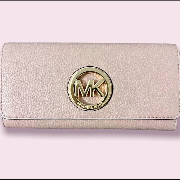 Michael Kors Handbags - 🌻AUTHENTIC🌻 Michael Kors Fulton Carryall Wallet